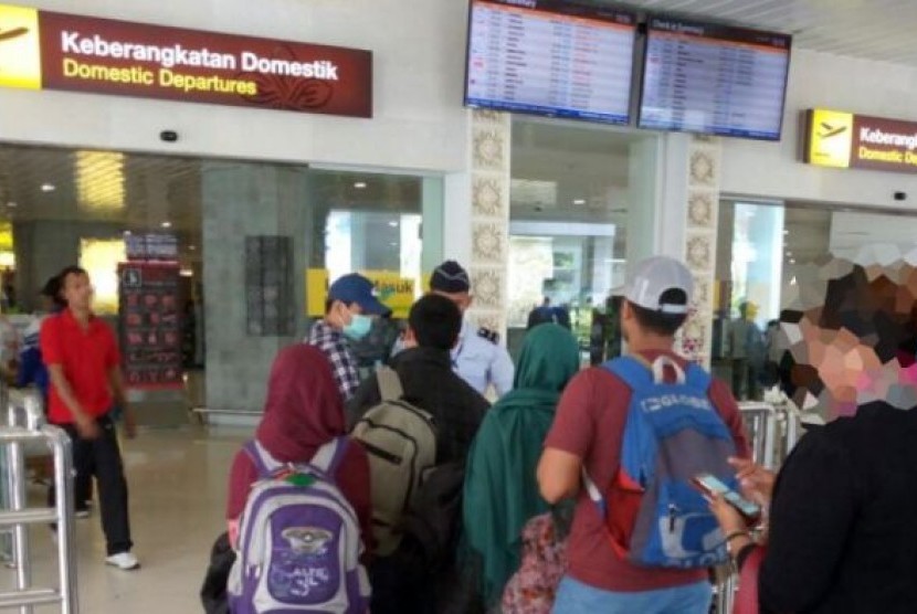 Keluarga Turki digiring oleh polisi anti teror di Jakarta.