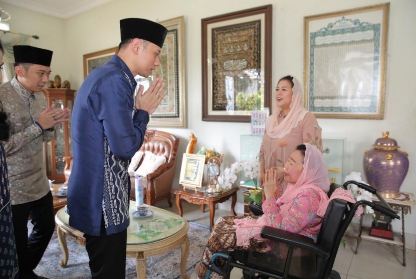 Keluarga Yudhoyono, berkunjung dan bersilaturahim ke kediaman Sinta Nuriyah Wahid di Ciganjur, Jakarta Selatan, Kamis (6/6). 