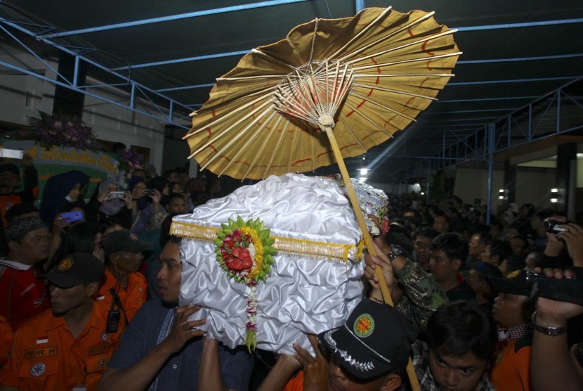 Keluraga dan kerabat serta Tim Sar membawa jenazah pendaki Gunung Merapi, Eri Yunanto (21) saat prosesi pemakaman di Dusun Biru, Trihanggo, Gamping, Sleman, Yogyakarta, Selasa (19/5) malam. 