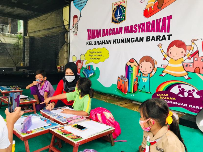 Kelurahan Kuningan Barat, Kecamatan Mampang Prapatan, Jakarta Selatan menyediakan akses wi-fi gratis bagi siswa sekolah.