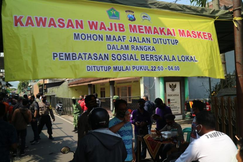 Kelurahan Mergosono, Kedungkandang, Kota Malang menerapkan Pembatasan Sosial Berskala Lokal (PSBL), Jumat (10/7). 