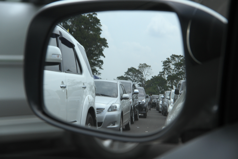 Kemacetan arus lalu lintas di Bogor, Jawa Barat salah satunya terjadi akibat kendaraan bermotor parkir di sembarang tempat. (Ilustrasi) (foto: MgROL_39)