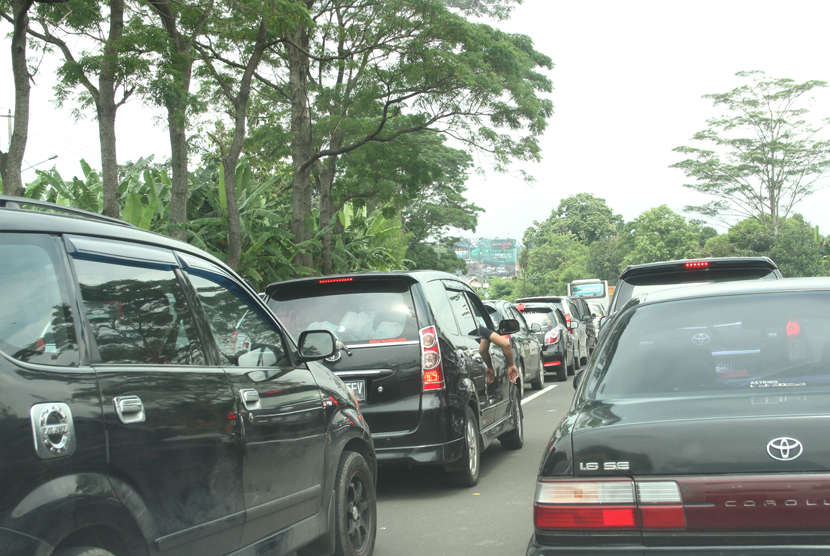 Kemacetan arus lalu lintas menuju kawasan Cisarua, Bogor, Jumat (3/4).   (foto: MgROL_39) (ilustrasi)