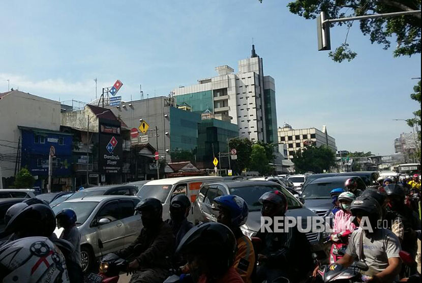 Kemacetan arus lalu lintas yang parah terjadi di ruas Jalan Warung Buncit Raya hingga Jalan Mampang Prapatan Raya, Jakarta Selatan, Senin (10/4). 