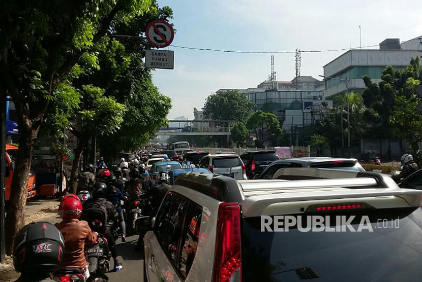 Kemacetan arus lalu lintas yang parah terjadi di ruas Jalan Warung Buncit Raya hingga Jalan Mampang Prapatan Raya, Jakarta Selatan, Senin (10/4). 