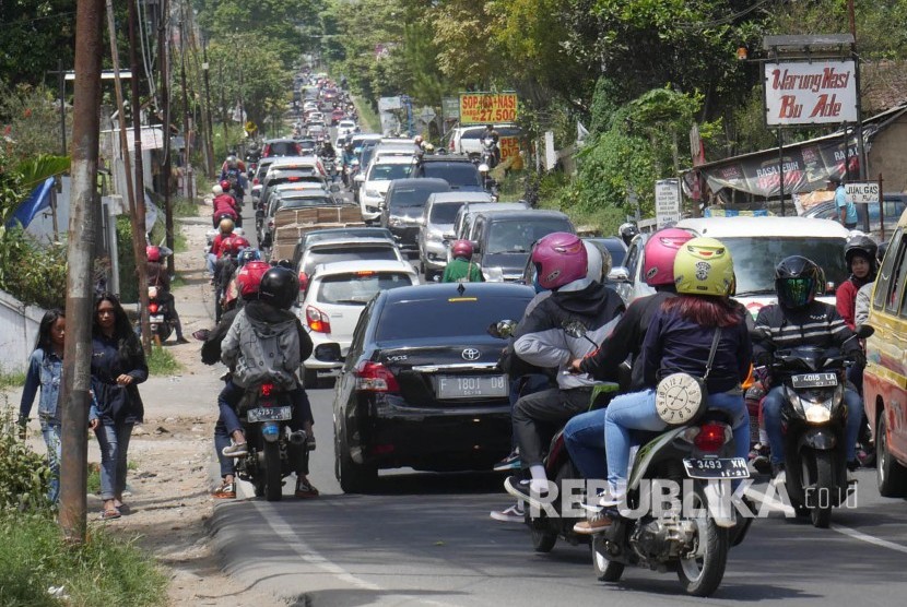Kemacetan cukup padat terjadi di Jalan Tangkuban Parahu, Kecamatan Lembang, Kabupaten Bandung Barat, Ahad (1/1). 