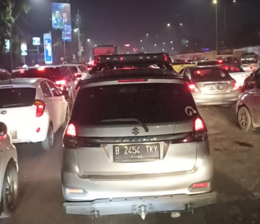 Kemacetan di depan gedung Antam, Jalan TB Simatupang, Jakarta Selatan, menjadi-jadi sampai malam hari.