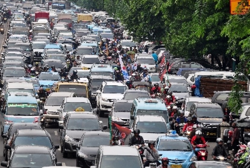 Kemacetan di Jakarta merupakan salah satu bentuk buruknya sistem transportasi di Ibukota Negara (ilustrasi).