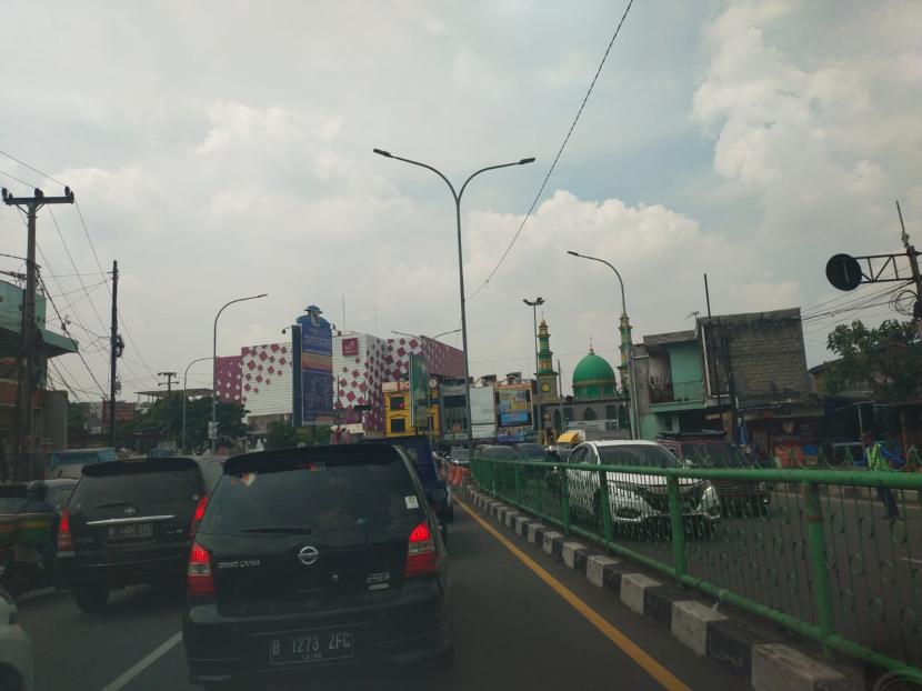 Kemacetan di Jalan Arif Rahman Hakim (ARH) Depok setelah ditutupnya perlintasan kereta di Jalan Dewi Sartika, Rabu (18/5/2022). Ada pembangunan flyover, perlintasan kereta Jalan Dewi Sartika Depok mulai ditutup.