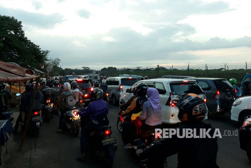 Kemacetan di Jalan Pondok Cabe Raya, Kecamatan Pamulang, Kota Tangerang Selatan.