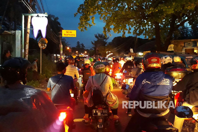 Kemacetan di Jalan Pondok Cabe Raya, Pamulang, Tangerang Selatan. Ada 27 Titik Kemacetan di Tangsel, Dominan di Pamulang dan Ciputat