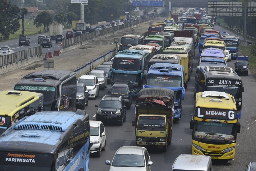 PT Jasa Marga dinilai kurang serius memperbaiki kualitas layanan untuk pelanggan. Kemacetan di jalan tol (ilustrasi).