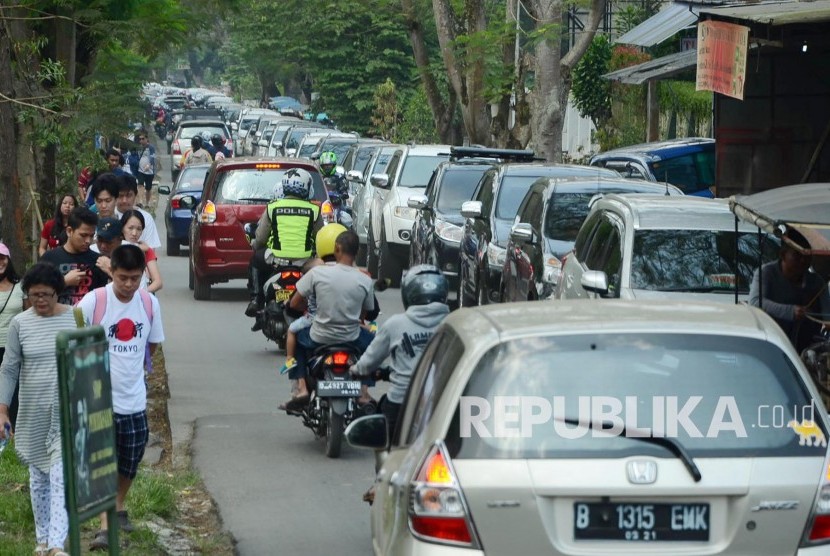 Kemacetan di jalur alternatif dan jalur menuju tempat wisata di Jl Maribaya, Kecamatan Lembang, Kabupaten Bandung Barat. Ilustrasi