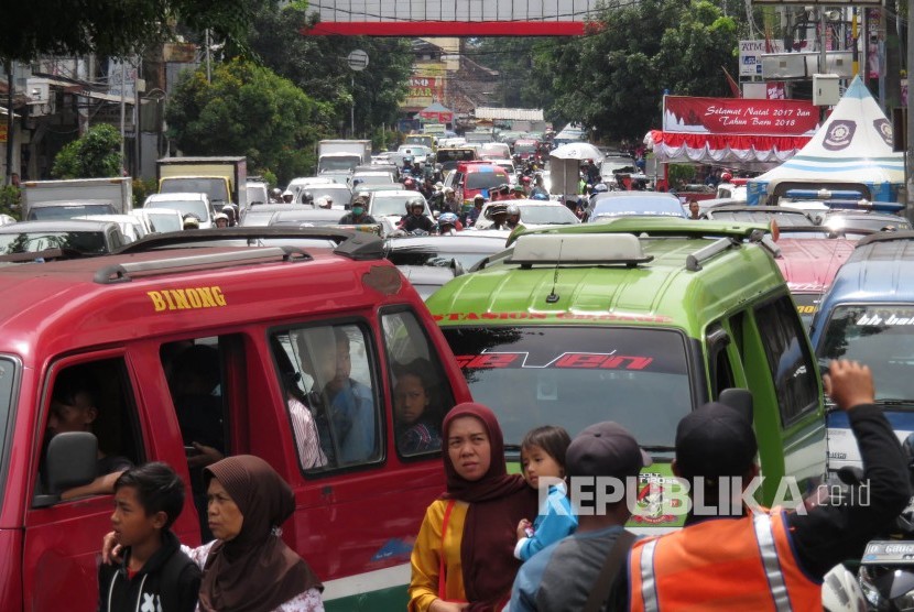 Kemacetan di kawasan di Alun-alun, Kota Bandung, Rabu (27/12).