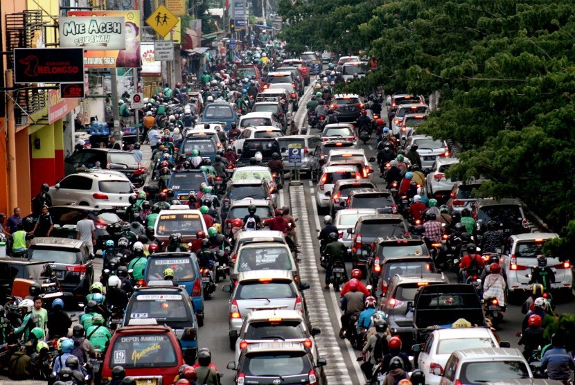 Kemacetan di ruas jalan Margonda Raya, Kota Depok, Jawa Barat