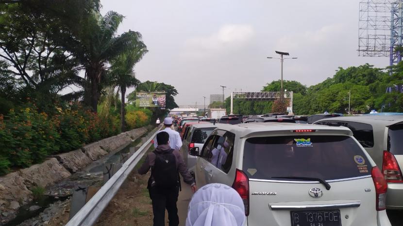 Kemacetan di tol Bandara Soekarno-Hatta prof Sedyatmo membuat calon penumpang pesawat ataupun penjemput HRS memilih berjalan kaki, Selasa (10/11). 
