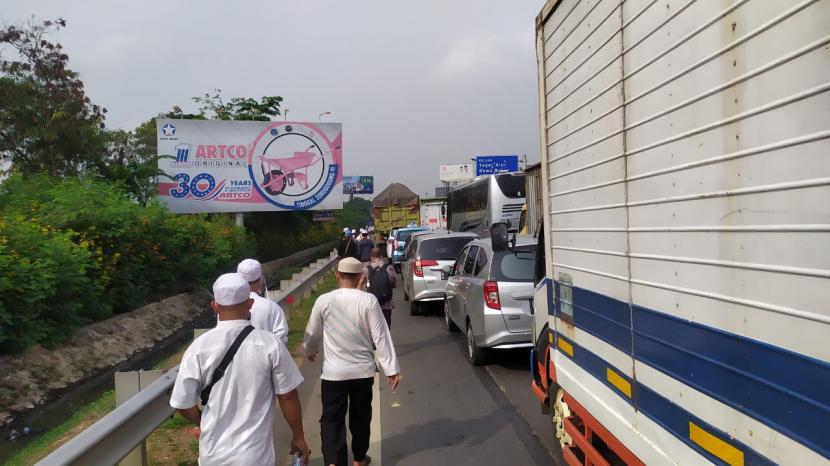 Kemacetan di tol Bandara Soekarno-Hatta prof Sedyatmo membuat calon penumpang pesawat ataupun penjemput HRS memilih berjalan kaki, Selasa (10/11). 