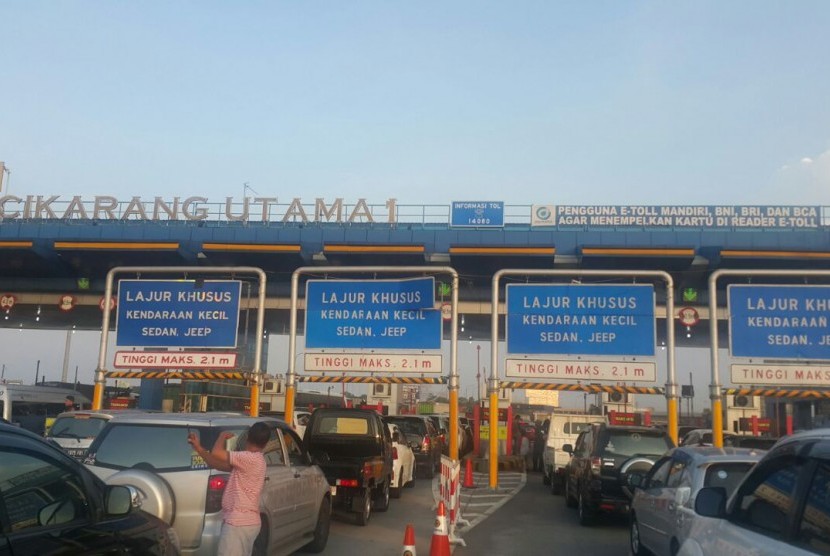 Kemacetan di tol Jakarta-Cikampek, Sabtu (20/10).