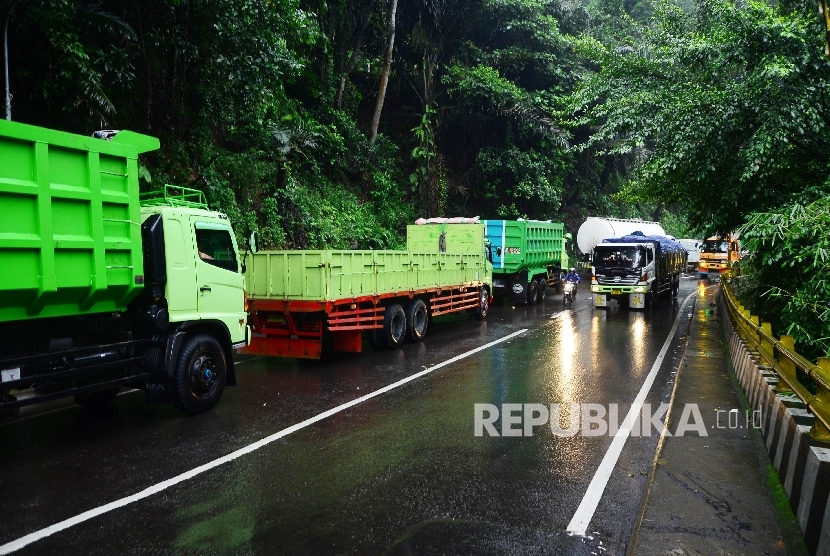 Kemacetan dikawasan Cadas Pangeran akibat longsoran yang menutupi jalan didaerah Ciherang, Kabupaten Sumedang, Rabu (21/9).