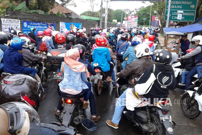   Kemacetan hari kedua Lebaran, di Jl Grand Hotel, Kecamatan Lembang, Kabupaten Bandung Barat, Senin (26/6). 