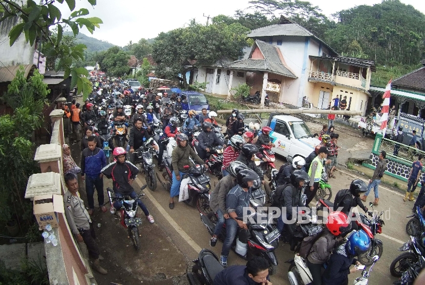 Kemacetan jalan jalur Sumedang saat alat berat berusaha membuka jalan yang tertutup longsor di daerah Ciherang, Kabupaten Sumedang, Rabu (21/9). 