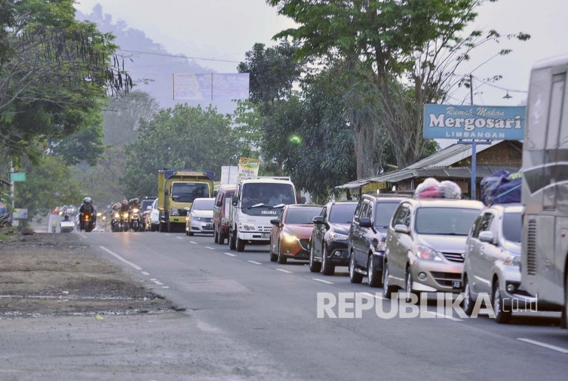 Kemacetan jalur selatan, di daerah Limbangan, Kabupaten Garut, Senin (4/7) sore. (Mahmud Muhyidin)