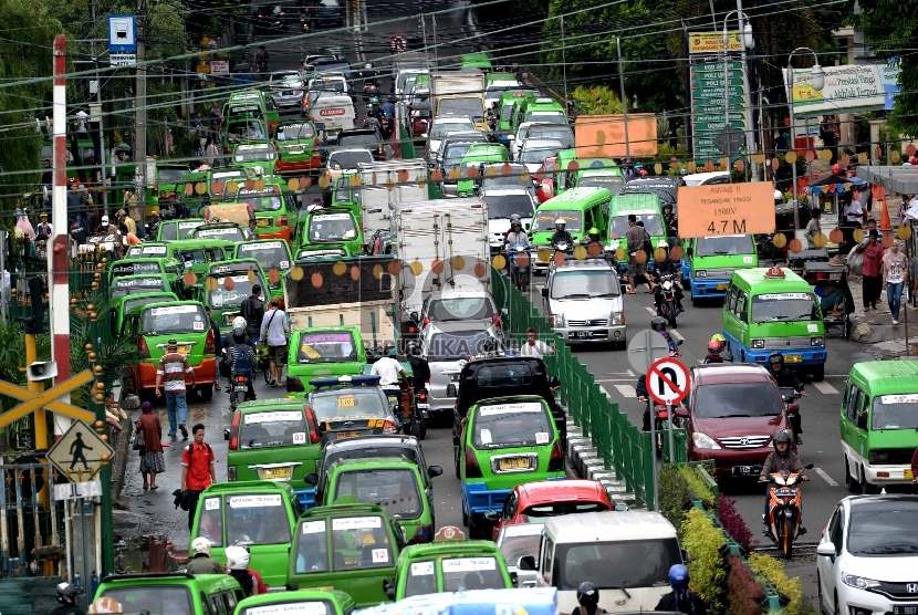  Kemacetan kendaraan terlihat di Jalan Kapten Muslihat, Bogor, Jawa Barat, Rabu (16/12).
