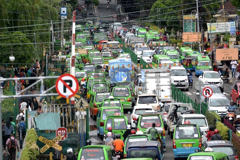 Kemacetan kendaraan terlihat di Jalan Kapten Muslihat, Bogor, Jawa Barat, Rabu (16/12).