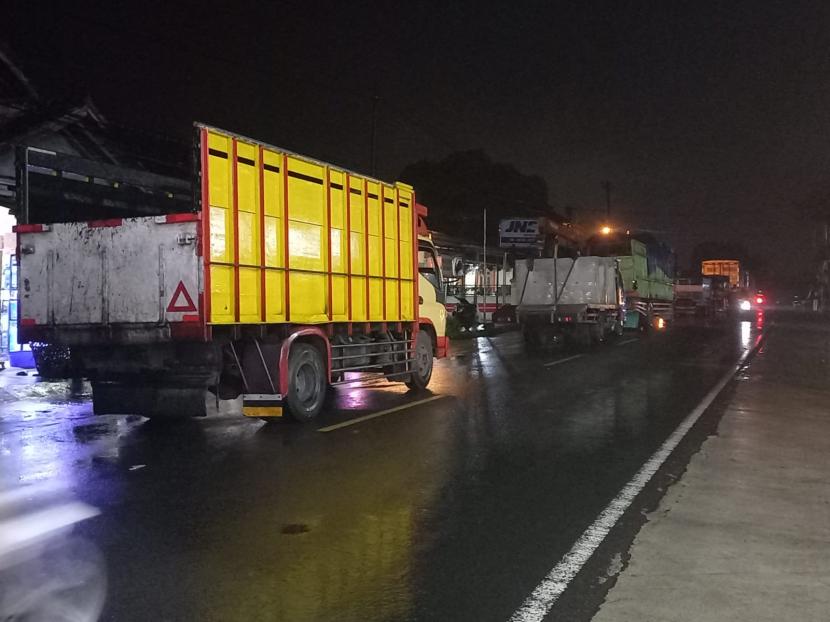 Kemacetan lalu lintas di Jalan Raya Rajapolah dari arah Tasikmalaya menuju Bandung pada Sabtu (25/6/2022) malam. Arus lalu lintas di jalan itu dialihkan ke Cihaurbeuti yang tembus ke Pamoyanan. 