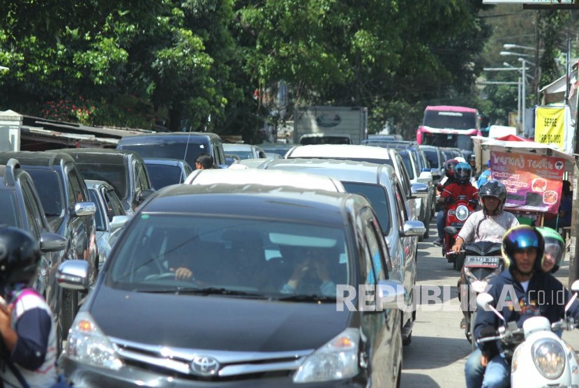 Kemacetan lalu lintas di Jalan Sesko AU, Kaecamatan Lembang, Kabupaten Bandung Barat, Senin (25/12).