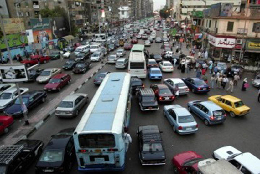 Mesir Percepat Peluncuran Bus Ekspres Bertenaga Listrik. Foto ilustrasi: Kemacetan lalu lintas di jalanan kota Kairo, Mesir