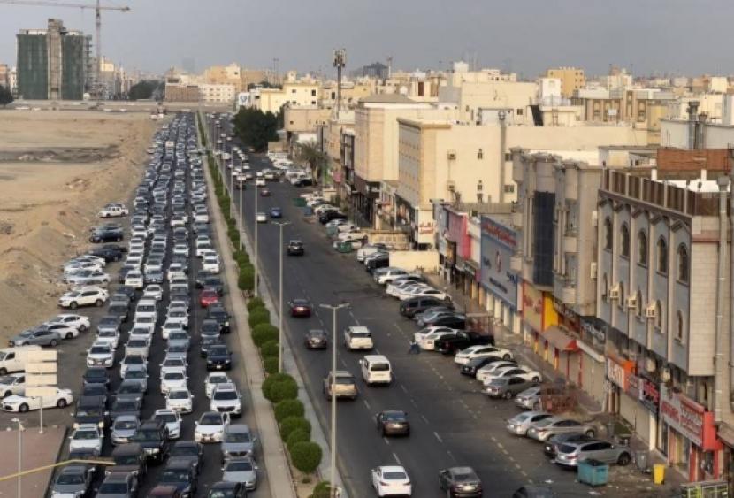 Bus Listrik Pertama Arab Saudi mulai Beroperasi di Jeddah. Foto: Kemacetan lalu lintas di Jeddah, Arab Saudi.