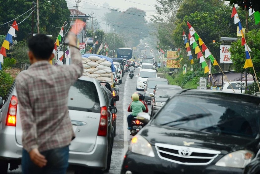 Kemacetan lalu lintas saat liburan panjang di kawasan Lembang, Kabupaten Bandung Barat, Sabtu (7/5).