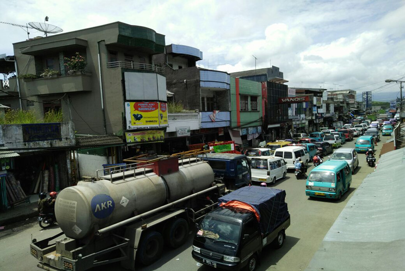 Kemacetan lalu lintas terjadi di Jalan Raya Sukabumi-Bogor tepatnya di sekitar Pasar.Cibadak, Kecamatan Cibadak, Kabupaten Sukabumi Senin (23/1).