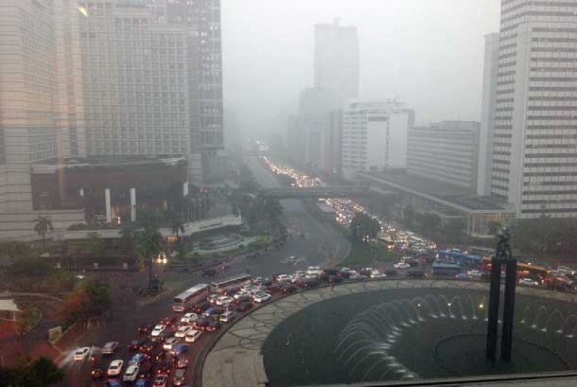 BMKG mengeluarkan peringatan dini potensi hujan yang disertai kilat dan angin kencang yang akan terjadi di sebagian wilayah Jakarta Selatan dan Jakarta Barat pada Selasa (5/12/2023).