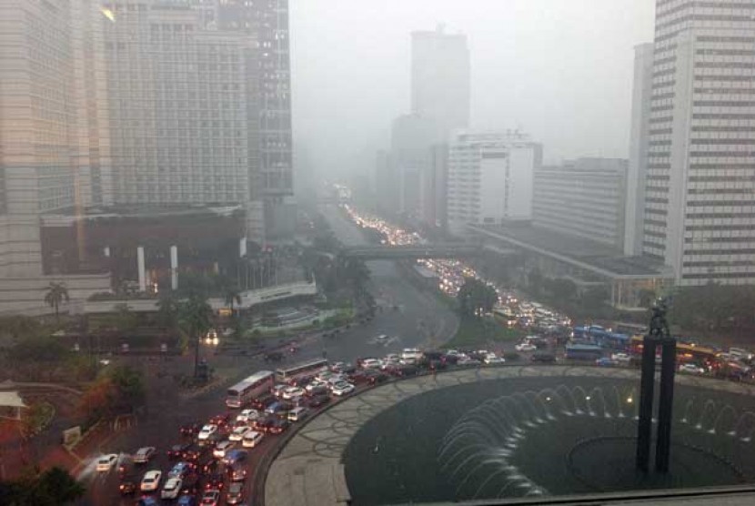  Kemacetan lalu lintas yang terjadi di kawasan Bundaran HI, Jakarta, Rabu (6/2), akibat hujan deras yang mengguyur kota Jakarta.