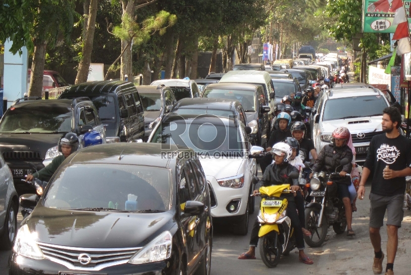 Kemacetan lalulintas cukup parah di jalur alternatif melalui Punclut, Kecamamatan Lembang, arah Kota Bandung, Sabtu (18/7). Selain karena tingginya pengunjung menuju tempat wisata juga adanya rekayasa jalan. 