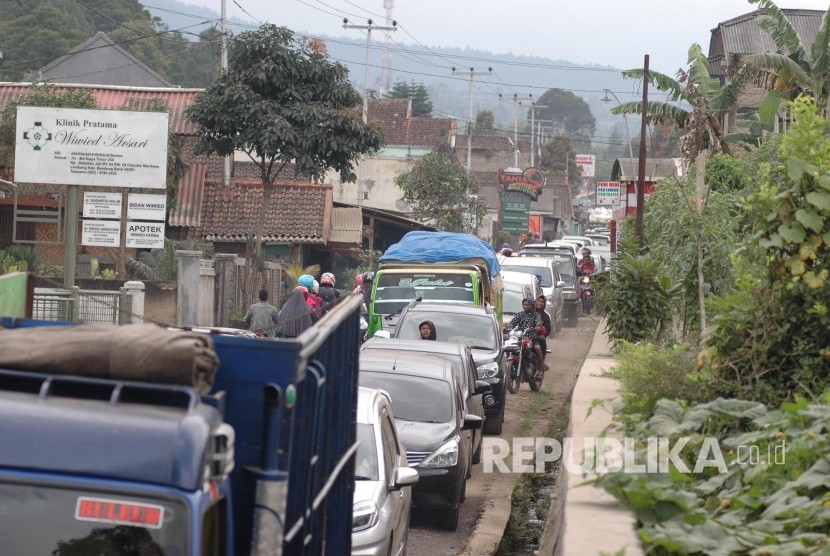 Kemacetan lalulintas saat musim liburan di Jalan Cibodas, Kecamatan Lembang, Kabupaten Bandung Barat, Senin (26/12). 