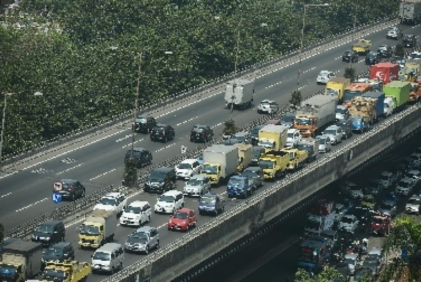 Kemacetan melanda ruas jalan tol Lingkar Dalam Kota arah Tanjung Priok, Jakarta, Rabu (5/8).