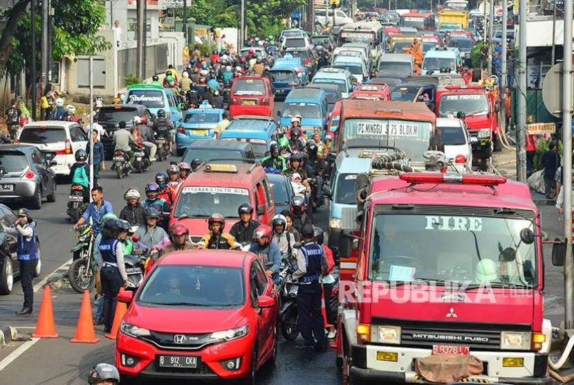 Kemacetan panjang di Jl Raya Ragunan akibat ditutupnya akses jalan menuju Pasar Minggu api akibat kebarakan di Gedung Toserba Ramayana Pasar Minggu, Kamis (18/5). 