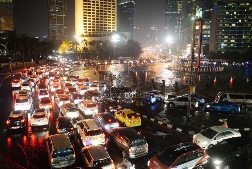 Kemacetan panjang terjadi di Bundaran HI, Jakarta Pusat, Jumat (13/11).  (Republika/Yasin Habibi)