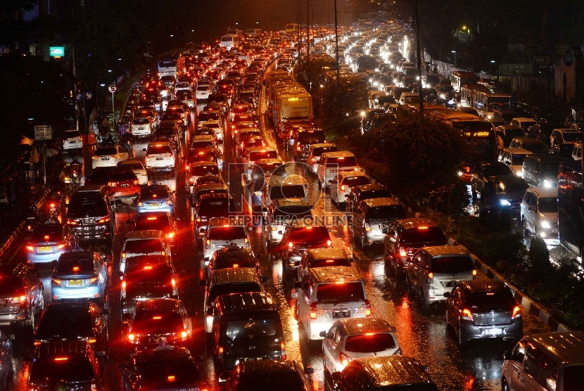 Kemacetan panjang terjadi di Jalan MH. Thamrin, Jakarta Pusat, Jumat (13/11)