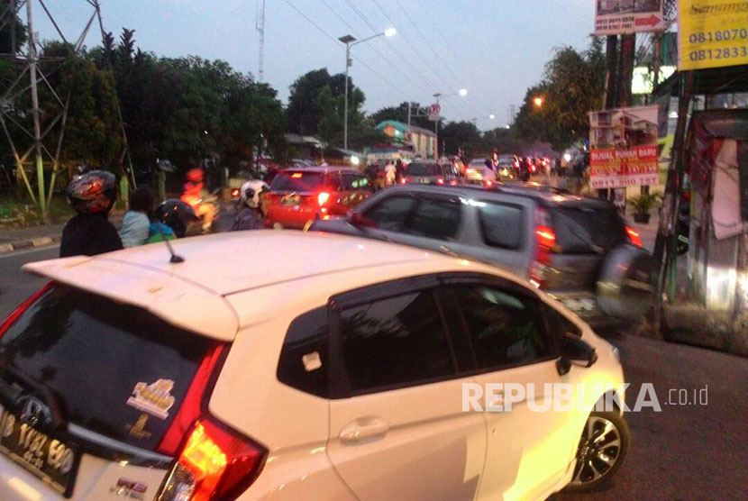 Kemacetan parah terjadi di jalur Sistem Satu Arah (SSA) di Jalan Nusantara, Jalan Dewi Sartika dan Jalan Arif Rahman Hakim (ARH), Kota Depok, Sabtu (9/9).