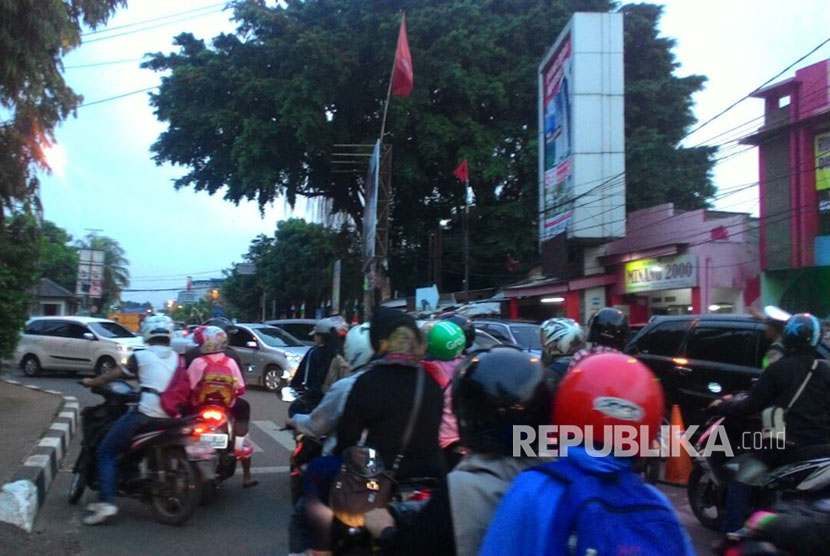 Kemacetan parah terjadi di jalur Sistem Satu Arah (SSA) di Jalan Nusantara. Ketua Fraksi PKS Depok meminta BPTJ meninjau ulang rencana satu arah Jalan Nusantara.