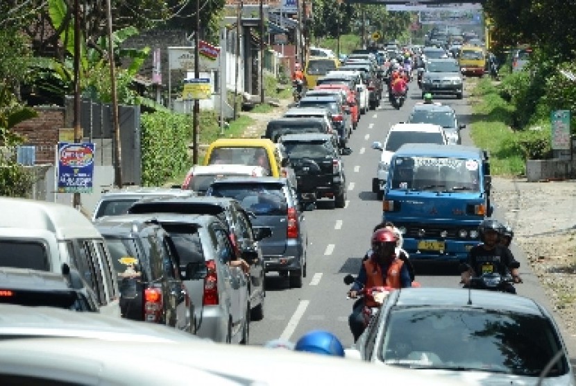 Kemacetan parah terjadi di Jl Tangkuban Parahu, Kecamatan Lembang, Kabupaten Bandung Barat, Kamis (31/7). 