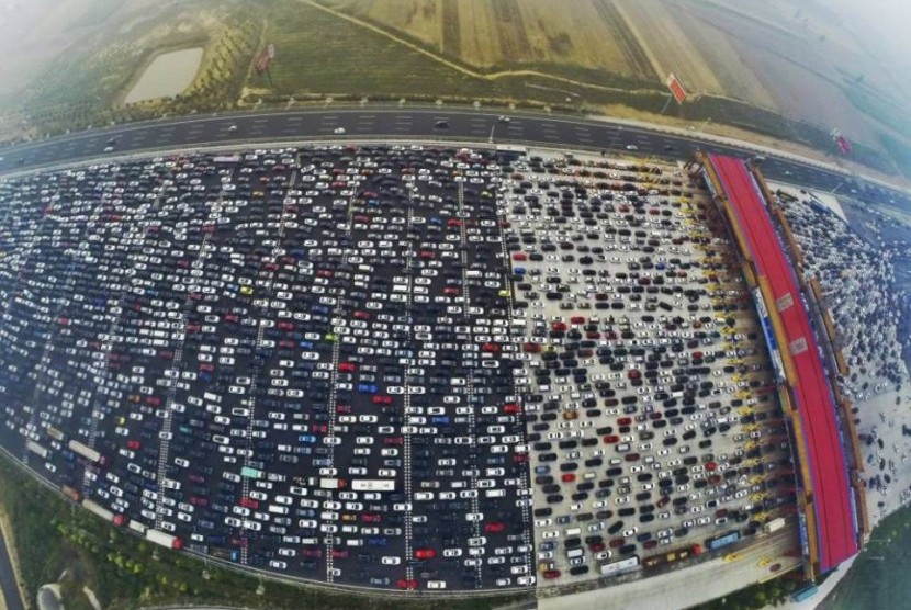 Kemacetan terjadi di Cina meski 50 jalur jalan telah dibuka selama libur nasional Pekan Emas di Cina, Kamis (8/10).