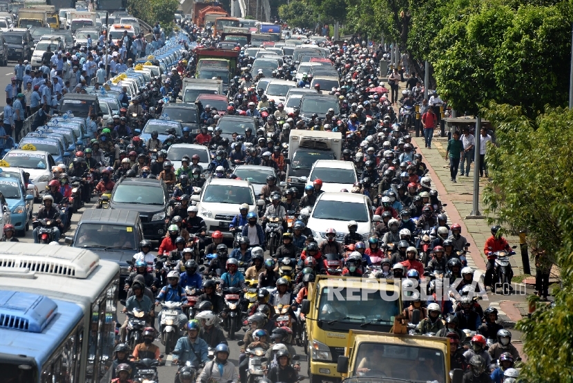 Kemacetan terjadi di Jalan Gatot Soebroto saat Ribuan sopir taksi melakukan aksi di Jakarta, Selasa (22/3).  (Republika/Yasin Habibi)