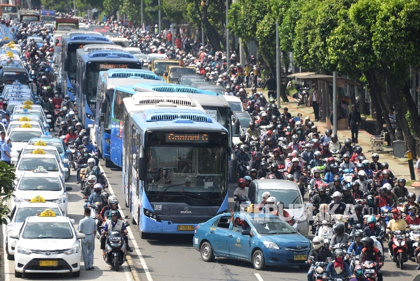 Kemacetan terjadi di Jalan Gatot Soebroto saat Ribuan sopir taksi melakukan aksi di Jakarta, Selasa (22/3).