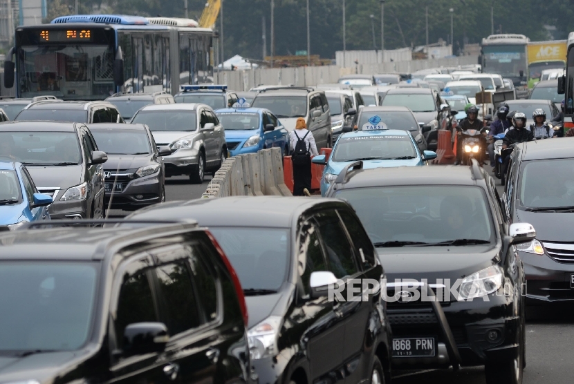 Kemacetan terjadi di kawasan Semanggi akibat penutupan jalur cepat, Senin (13/6).  (Republika/Yasin Habibi)