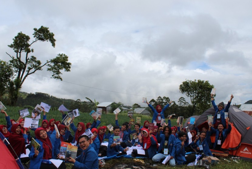 Kemah literasi di Desa Kanreapia, Kecamatan Tombolo Pao, Kabupaten Gowa, Sulawesi Selatan yang diselenggarakan mahasiswa akuntansi angkatan 2015 dari Fakultas Ekonomi dan Bisnis Universitas Muhammadiyah (FEB Unismuh) Makassar, Ahad (13/5). 